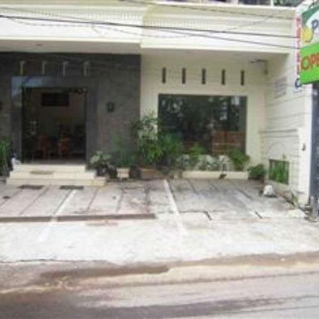 Hotel Paprica 1 Сурабая Екстериор снимка